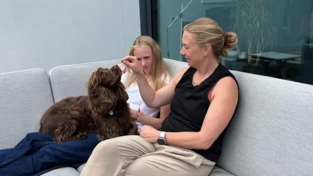 Kat Kitto, su hija y su perro