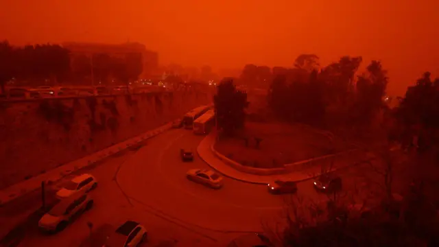 Поглед на град усред измаглице изазване пешчаном прашином из Сахаре, услед јаких јужних ветрова, у Ираклиону, на острву Крит, 1. априла