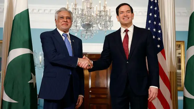 पाकिस्तान के विदेश मंत्री इसहाक़ डार (बाएं) अमेरिका के विदेश मंत्री मार्को रुबियो से वॉशिंगटन में मुलाक़ात करते हुए. 