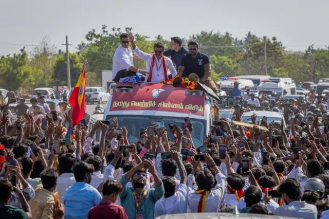 'நேரம் வரும்போது நான் வருவேன்' – அரசியலுக்குள் நுழைய விஜய் அஸ்திவாரம் போட்டது எப்படி?