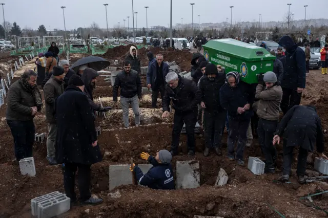 সোমবার হওয়া ভূমিকম্পে এখন পর্যন্ত প্রায় ১৬ হাজার মানুষ মারা গেছেন