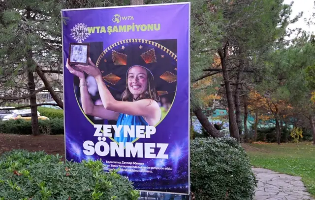 Zeynep Sönmez kupayı kaldırırken.