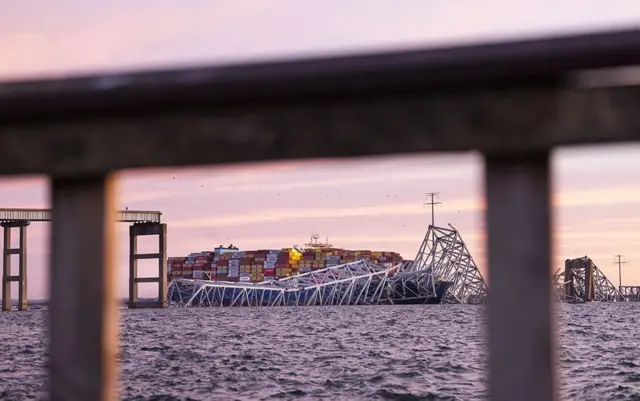 Partes da ponte sob a água 
