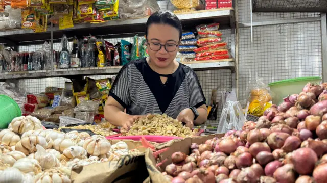 Mei Yudi Astuti, pedagang bumbu dapur di Pasar Legi juga mengeluhkan hal yang sama. Omsetnya turun karena pelanggan lamanya, yang merupakan penjaja di kantin sekolah, tutup.