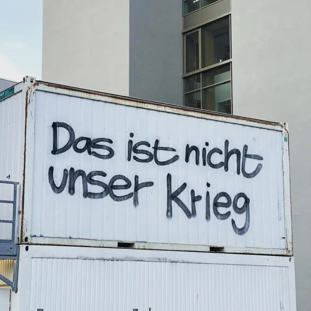 Такі написи "Це не наша війна" можна побачити в різних районах Берліна. 