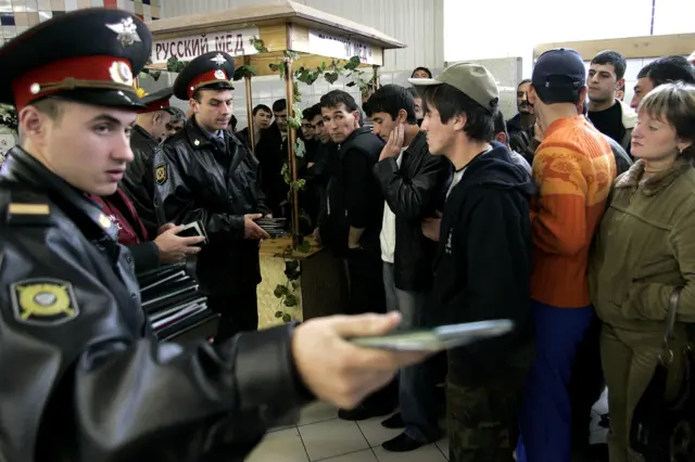 ရုရှားနိုင်ငံ၊ ဈေးတစ်ခုက ရွှေ့ပြောင်းလုပ်သားတွေကို ရုရှားရဲတပ်ဖွဲ့တွေက အထောက်အထားစစ်ဆေးနေတဲ့မြင်ကွင်း (ပုံဟောင်း)