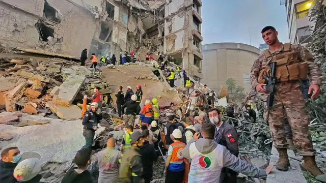 Спасатели и жители собираются на месте израильского авиаудара в бейрутском районе Таллет-аль-Хайят, 8 апреля 2026 года