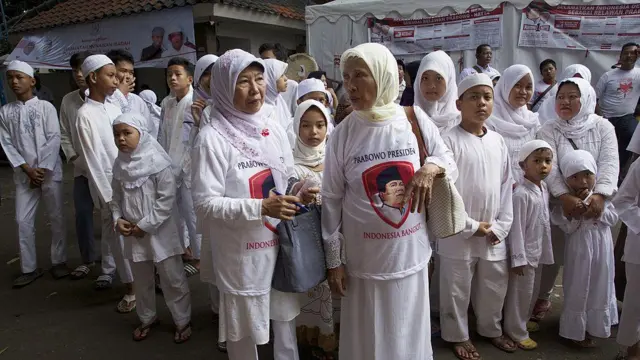 Segerombolan ibu-ibu berkumpul di markas kampanye calon Presiden Prabowo Subianto pada 5 Juli 2014 di Jakarta, Indonesia.