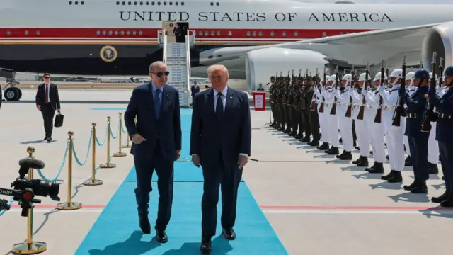 Президент США Дональд Трамп идет рядом с президентом Турции Реджепом Тайипом Эрдоганом после прибытия в Анкару на борту самолета Air Force One, авиабаза Этимсгут, Анкара, Турция, 7 июля 2026 года