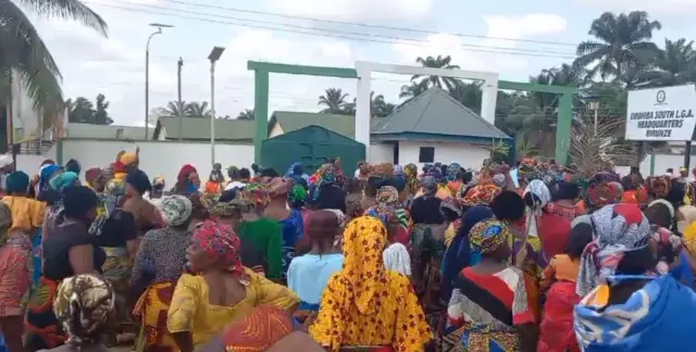 Ụmụnwaanyị Umuneze emeela ngagharịiwe maka ndị okorobịa a sị wakporo otu agadị nwaanyị ma bepụ akụkụ ahụ n'obodo ha.