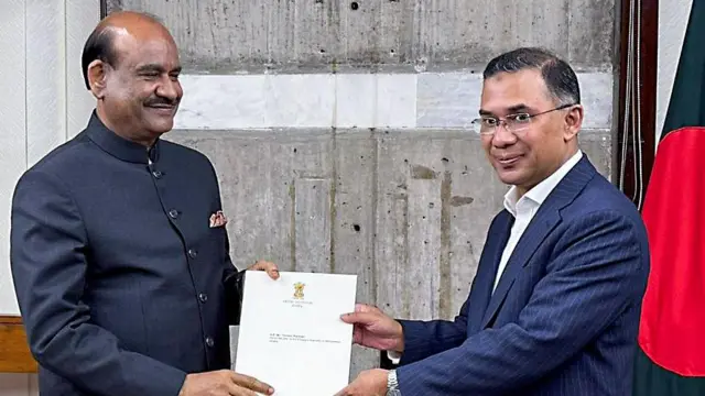 বাংলাদেশের প্রধানমন্ত্রী তারেক রহমানের হাতে শুভেচ্ছা বার্তা তুলে দিচ্ছেন ভারতের লোকসভার স্পিকার ওম বিড়লা