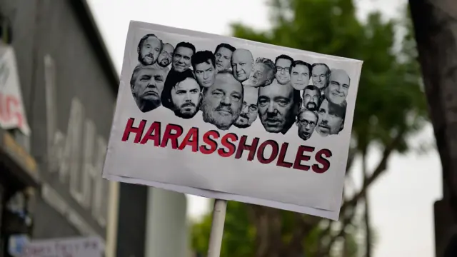 Un aviso en contra del abuso sexual en una marcha en Los Ángeles