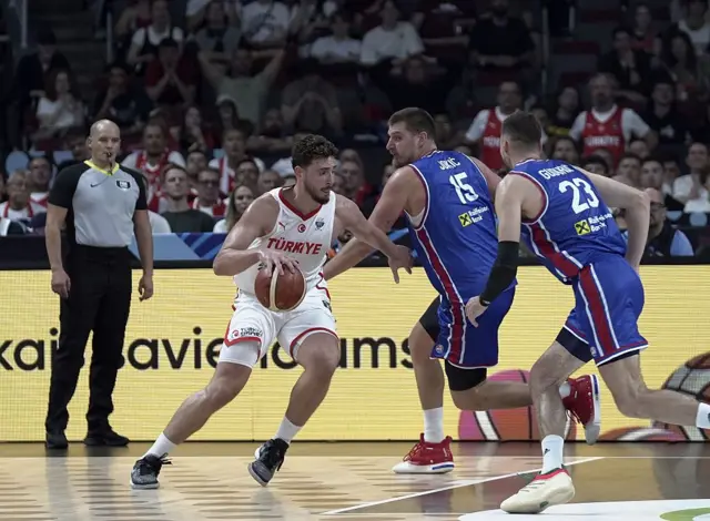 Alperen Şengün, Sırbistan maçında Jokic (ortada) ve Guduric'in (sağda) karşısında