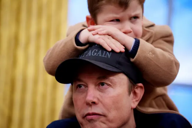 Elon Musk com o filho no ombro