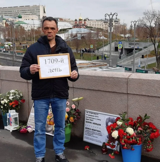 2019-жылы Нечаев Борис Немцов өлтүрүлгөн жердеги мемориалдын алдында сүрөткө түшкөн