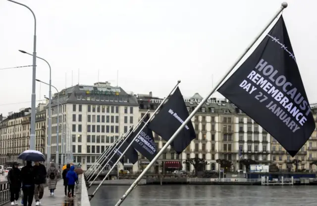 پرچم‌های یادبود هولوکاست در شهر ژنو سوئیس