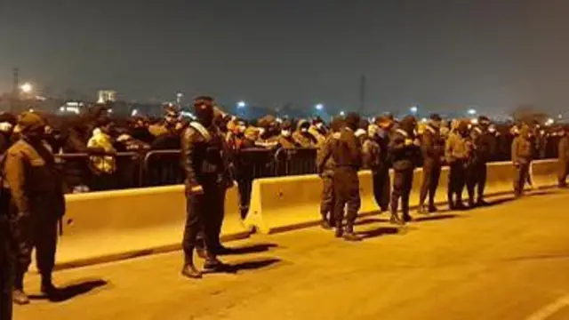 خبرگزاری میزان وابسته به قوه قضائیه جمهوری اسلامی تصاویری از مراسم اعدام را در یکی از خیابان های مشهد منتشر کرده که نشان می دهد مراسم در میان ماموران پرتعدادی که صورت‌های خود را پوشانده اند، اجرا شده