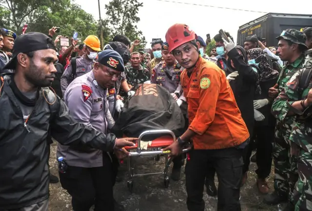 korban erupsi Gunung Dukono saat tiba di Desa Mamuya, Kecamatan Galela, Kabupaten Halmahera Utara, Maluku Utara, Sabtu (09/05).