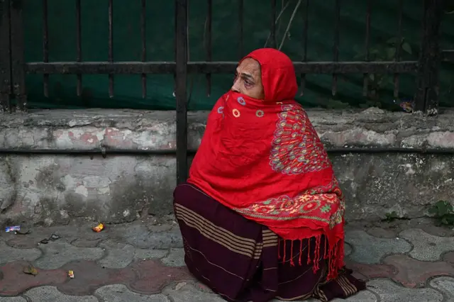 হাসপাতালে অপেক্ষা করছেন নিহত এক ব্যক্তির আত্মীয়