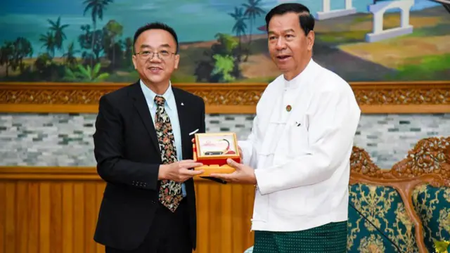 ပြည်ထောင်စုကြံ့ခိုင်ရေးနှင့်ဖွံ့ဖြိုးရေးပါတီ နဲ့ တွေ့ဆုံတဲ့ မစ္စတာဝမ်တောက်ပန်