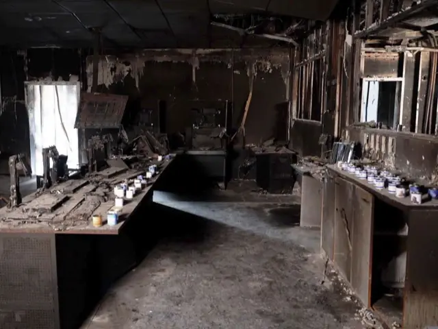 आग और धुएं से तबाह हो चुका वॉर रूम या हमाल