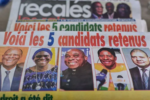 La une d'un journal local en Côte d'Ivoire avec les photos des cinq candidats retenus par le Conseil constitutionnel (de gauche à droite, Alassane Ouattara, Simone Ehivet Gbagbo, Don-Melo Sénin Ahoua Jacob, Lagou Adjoa Henriette et Jean-Louis Billon).