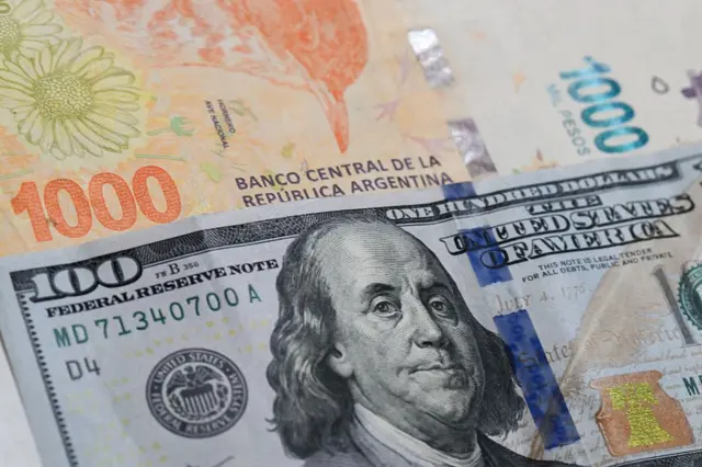 Dólares y pesos argentinos.