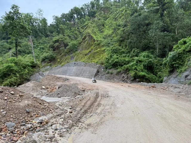 दाउन्नेमा बर्खामा काम हुन नसक्दा ग्राभेल विछ्याएर सडक सञ्चालन गर्ने तयारी छ