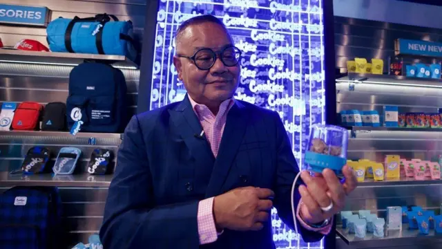 대마초 상품을 보여주는 톰 크루소폰