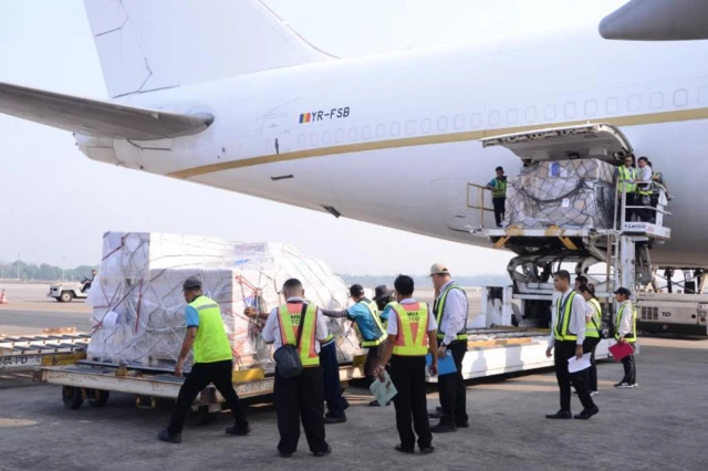 ငလျင်ဒဏ်သင့် မြန်မာပြည်သူတွေအတွက် ကမ္ဘာ့ကျန်းမာ​​ရေးအဖွဲ့ WHO က လူသားချင်းစာနာထောက်ထားမှုဆိုင်ရာ အကူအညီ ကျန်းမာရေး အထောက်အကူပြုပစ္စည်းတွေနဲ့ဆေးဝါးတွေရောက်ရှိ