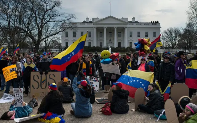 Venezolanos en una manifestación frente a la Casa Blanca