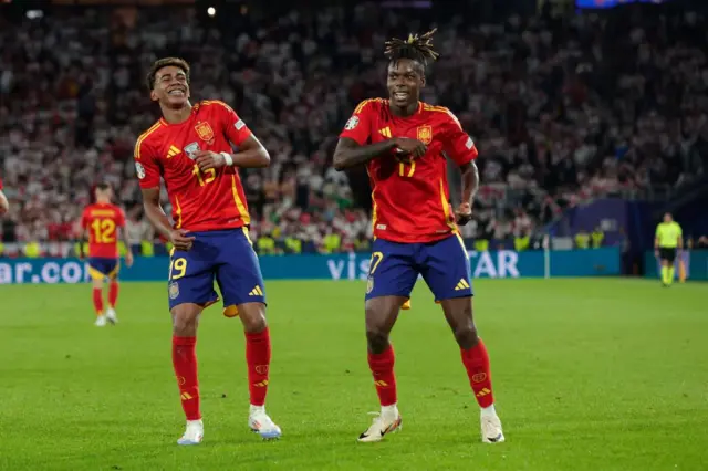 Nico ve 16 yaşındaki yıldız oyuncu Lamine Yamal Gürcistan maçındaki gol sonrası dans ederek seviniyor