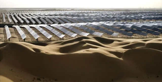 રણ પ્રદેશ, હરિયાળી, રેતાળ પ્રદેશ સંશોધકોની એક ટીમે શોધી કાઢ્યું છે કે સહરા રણના 20% ભાગને સૌર પૅનલ અને પવન ટર્બાઇનથી આવરી લેવાથી વરસાદનું પ્રમાણ બમણું થઈ શકે છે.