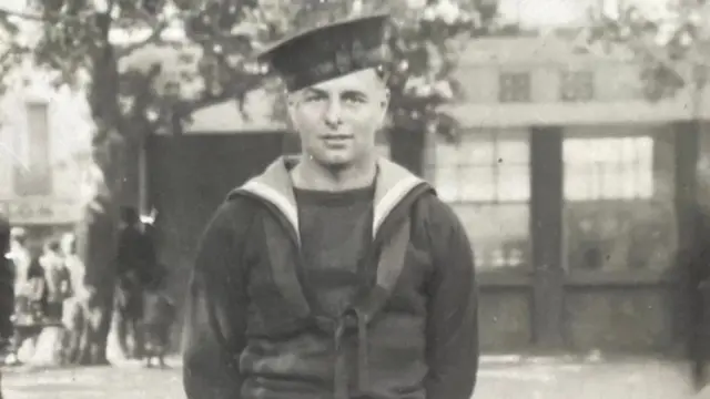 Morrell Murphy wuxuu ku biiray ciidamada badda xilli uu 19 jir ahaa