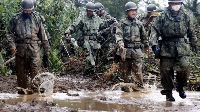 Lực lượng Phòng vệ Nhật Bản tiến hành hoạt động tìm kiếm và cứu hộ tại các điểm sạt lở đất