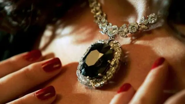 Almasi nyeusi ilikuwa karati 195 katika hali mbaya na, kulingana na wataalam, iliibiwa katika karne ya 19 kutoka kwa kaburi huko India.