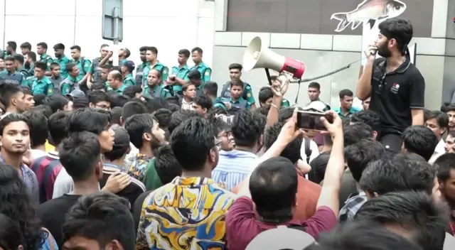 সচিবালয়ের সামনে শিক্ষার্থীদের বিক্ষোভ