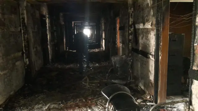 আগুনে ক্ষতিগ্রস্ত ভবনের করিডোর 