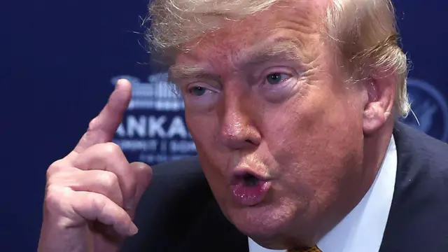 Trump apunta con un dedo al aire en la cumbre de la OTAN.