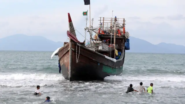 Kapal kayu yang ditumpangi pengungsi suku Rohingya saat terdampar di pesisir pantai Kuala Gigieng, Aceh Besar, Aceh, Minggu (08/01).