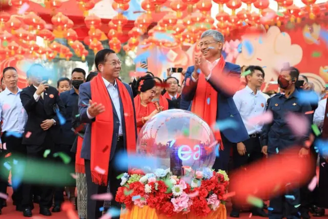 ရန်ကုန်မြို့၊ သုဝဏ္ဏမိုးလုံလေလုံခန်းမမှာ တရုတ်သံရုံးက ပြုလုပ်တဲ့ တရုတ်နှစ်သစ်ကူးနေ့အကြို အခမ်း အနားကို စစ်ကောင်စီဥက္ကဋ္ဌ တက်ရောက်ခဲ့