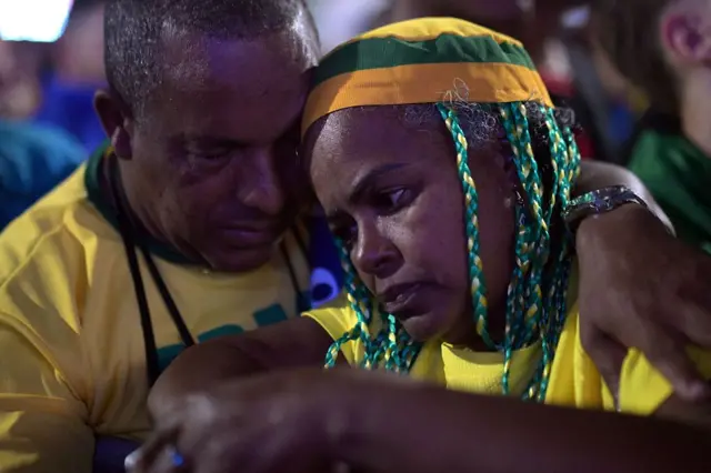 Um casal desolado após derrota do Brasil