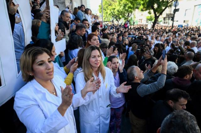 Estudiantes y profesores de Medicina dela UBA se manifiestan a favor de la universidad pública.