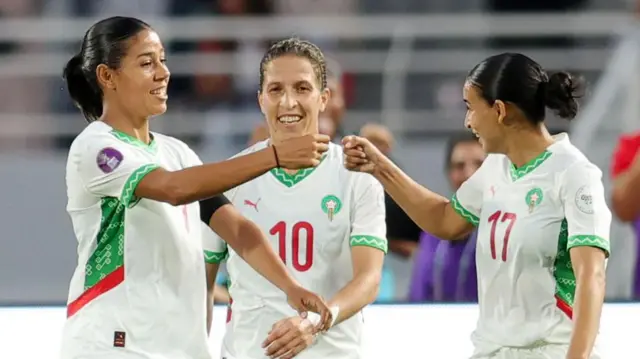 Ghizlane Chebbak akiwa na wachezaji wenzake wa Morocco