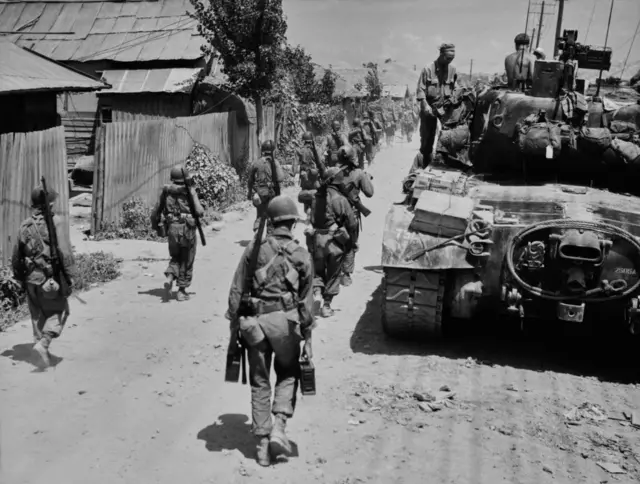 5 Eylül 1950'de Pohang'da yanlarında tanklarla Kuzey Kore saldırısını karşılamak üzere yola çıkan Amerikan askerleri.