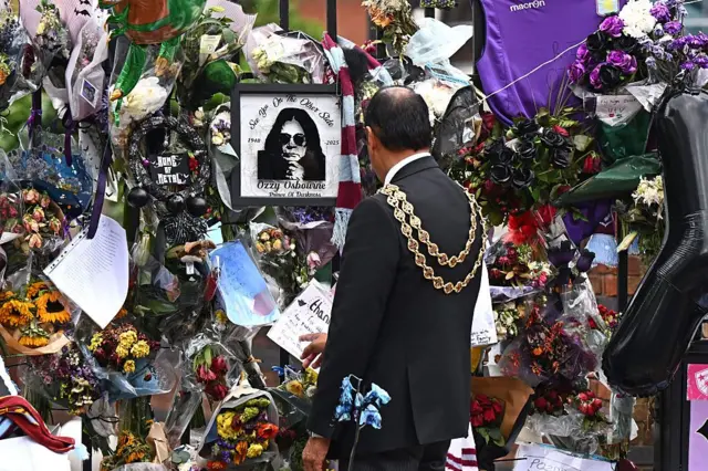 Зафар Икбал у мемориала