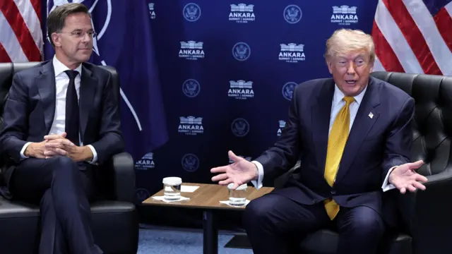 吕特(左)与特朗普(右)在安卡拉北约峰会会场旁会晤,特朗普在向媒体记者发言(8/7/2026)