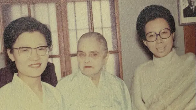 프란체스카여사(가운데)와 함께 있는 홍숙자씨(오른쪽)