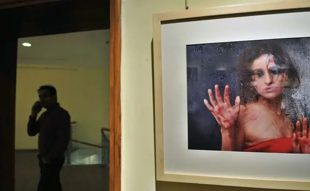 दिल्ली के ललित कला अकादमी में यौन हिंसा पर तस्वीरों की प्रदर्शनी