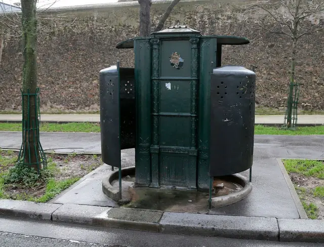 Fotografia de urinol no 14º arrondissement, no sul de Paris, em 2019